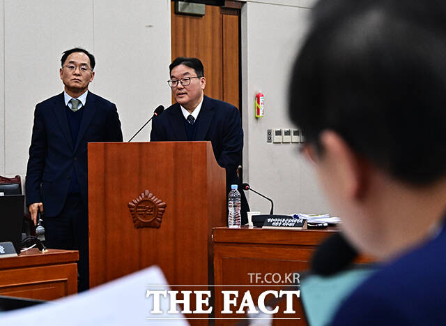 강백신 대구고검 검사(왼쪽)와 엄희준 광주고검 검사가 7일 오후 서울 여의도 국회에서 열린 윤석열 정권 정치검찰 조작기소 의혹 사건 진상규명 국정조사특별위원회 전체회의에 출석해 질의에 답변을 하고 있다. /국회=배정한 기자