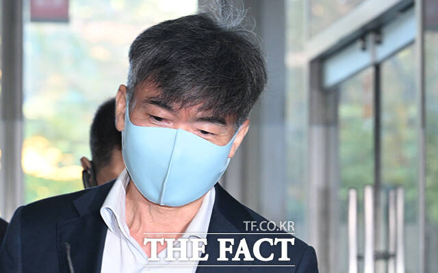 임성근 전 해병대 1사단장의 구명로비에 가담한 혐의를 받는 이종호 전 블랙펄인베스트 대표가 11월 1일 오전 서울 서초구 한샘빌딩에 마련된 순직 해병 특검 사무실에 피의자로 출석하고 있다. /박헌우 기자