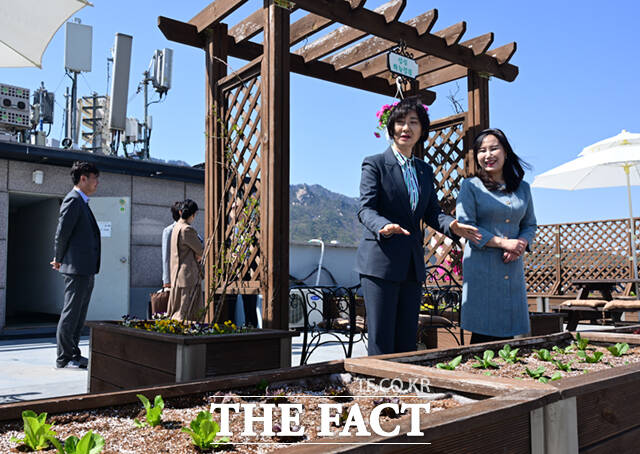 이스란 보건복지부 제1차관이 7일 오후 서울 도봉구 성심데이케어센터를 방문해 시설을 살펴보고 있다. /이새롬 기자