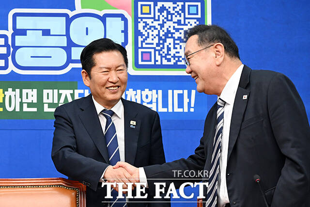 '착!붙 공약 프로젝트 2호·3호 공약 발표'에서 모두발언 하는 정 대표.