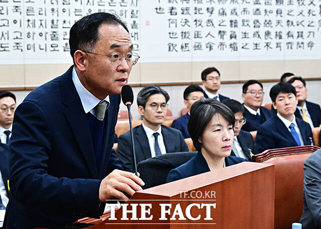 강백신 대구고검 검사(왼쪽)와 엄희준 광주고검 검사가 7일 오후 서울 여의도 국회에서 열린 윤석열 정권 정치검찰 조작기소 의혹 사건 진상규명 국정조사특별위원회 전체회의에 출석해 질의에 답변을 하고 있다. /국회=배정한 기자