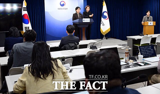 정은경 보건복지부 장관이 7일 오전 서울 종로구 정부서울청사에서 의료제품 수급 대응 방안을 브리핑 하고 있다. /임영무 기자