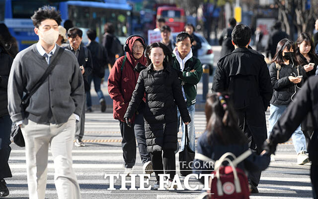 아침 기온이 5~10도가량 큰 폭으로 떨어진 7일 오전 서울 종로구 광화문 네거리에서 시민들이 두터운 외투를 입고 출근하고 있다. /박상민 기자