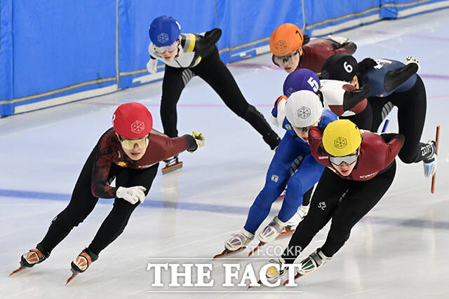 쇼트트랙 김혜빈(빨강)이 7일 오후 서울 양천구 목동실내빙상장에서 열린 '2026-2027 쇼트트랙 국가대표 선발전' 여자 1500m 결승에서 추월 시도를 하고 있다. /김성렬 기자