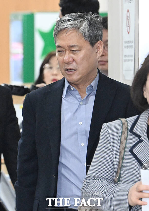 '바람픽쳐스' 고가 인수 의혹을 받는 김성수 전 카카오엔터 대표가 7일 오후 서울 서초구 서울중앙지방법원에서 열린 공판에 출석하고 있다. /박헌우 기자