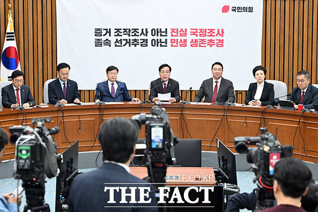 원내대책회의에서 모두발언하는 송 원내대표.