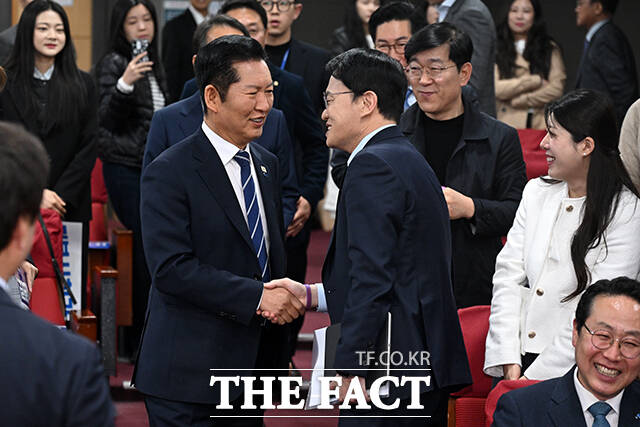 정청래 더불어민주당 대표(가운데)를 비롯한 참석자들이 7일 오전 서울 여의도 국회 의원회관에서 열린 민주당 기본사회위원회 3기 출범식에서 손피켓을 들고 구호를 외치고 있다. /국회=서예원 기자