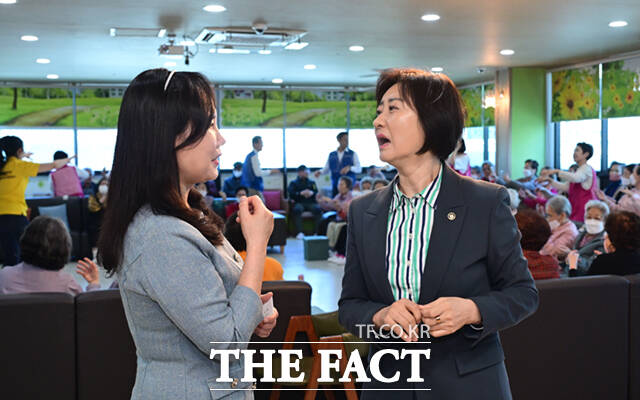 이스란 보건복지부 제1차관이 7일 오후 서울 도봉구 성심데이케어센터를 방문해 시설을 살펴보고 있다. /이새롬 기자