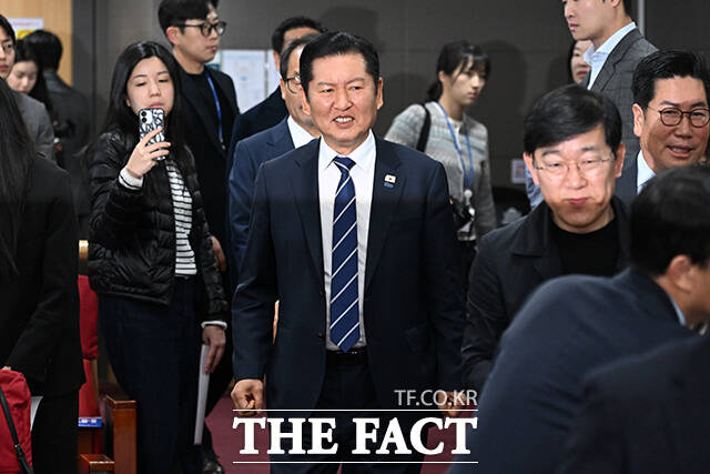 정청래 더불어민주당 대표(가운데)를 비롯한 참석자들이 7일 오전 서울 여의도 국회 의원회관에서 열린 민주당 기본사회위원회 3기 출범식에서 손피켓을 들고 구호를 외치고 있다. /국회=서예원 기자