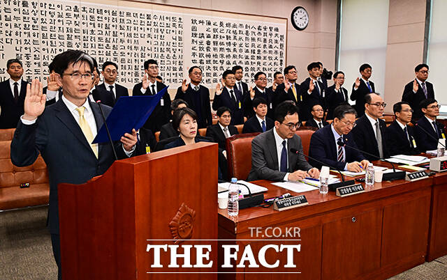 강백신 대구고검 검사(왼쪽)와 엄희준 광주고검 검사가 7일 오후 서울 여의도 국회에서 열린 윤석열 정권 정치검찰 조작기소 의혹 사건 진상규명 국정조사특별위원회 전체회의에 출석해 질의에 답변을 하고 있다. /국회=배정한 기자