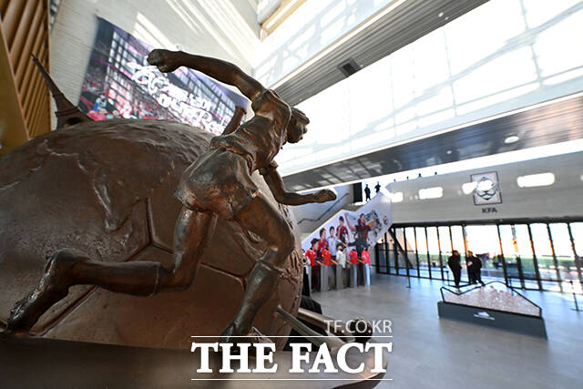 스타디움 로비에 설치된 조형물.