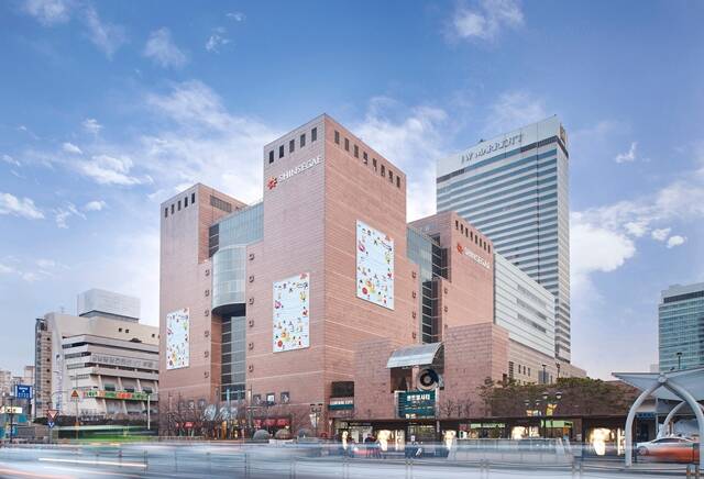 신세계백화점이 배터리 화재 사고 예방을 위해 화재 안전 보관함과 화재 차단 봉투 등 안전 장치를 전국 13개 사업장에 도입한다고 7일 밝혔다. 사진은 신세계백화점 강남점 전경. /신세계백화점