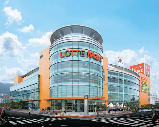 롯데쇼핑이 10년 연속 매출이 뒷걸음질하면서 핵심 사업부인 백화점과 마트 부문의 수장을 교체했다. 유니클로와 롯데리아 호실적을 이끌었던 정현석, 차우철 대표가 새 사령탑으로 선임됐다. /롯데쇼핑