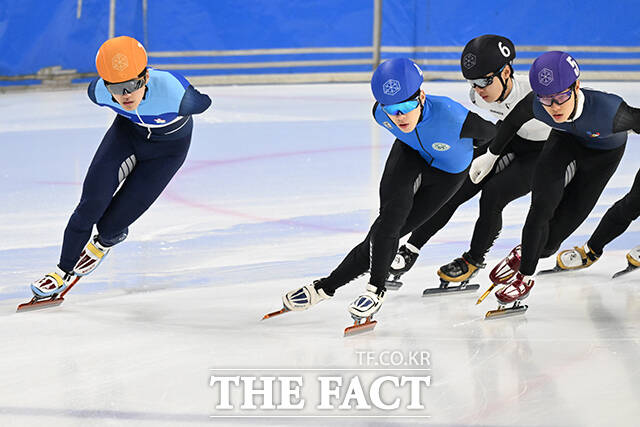 쇼트트랙 김기현(왼쪽)과 김태성이 7일 오후 서울 양천구 목동실내빙상장에서 열린 '2026-2027 쇼트트랙 국가대표 선발전' 남자 1500m 결승에서 역주하고 있다. /김성렬 기자