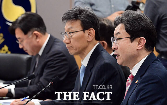 이억원 금융위원장이 7일 오후 서울 종로구 정부서울청사에서 열린 중동상황 피해업종 관련 산업-금융권 간담회에 참석해 모두발언을 하고 있다. /임영무 기자