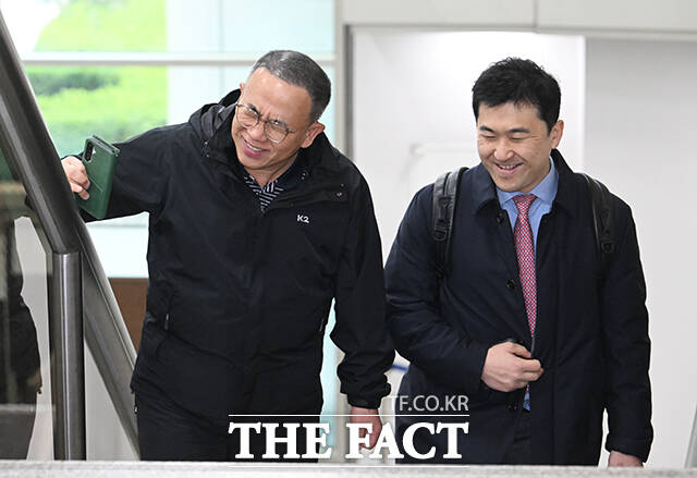 여론조사 비용 대납 의혹의 핵심 인물인 정치 브로커 명태균 씨가 7일 오후 서울 서초구 서울중앙지방법원에서 열린 공판에 출석하고 있다. /박헌우 기자