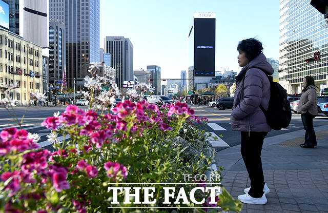 아침 기온이 5~10도가량 큰 폭으로 떨어진 7일 오전 서울 종로구 광화문 네거리에서 시민들이 두터운 외투를 입고 출근하고 있다. /박상민 기자