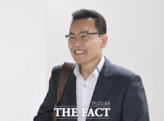 해병대원 순직사건과 관련해 국회 국정감사에서 허위 증언을 한 혐의를 받는 송호종 전 대통령경호처 직원(왼쪽)과 위증 교사·방조 혐의를 받는 전 이관형 국회사무처 직원이 7일 오후 서울 서초구 서울중앙지방법원에서 열린 공판에 출석하고 있다. /박헌우 기자