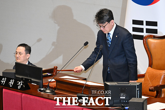 의사봉 두드리며 예결위 전체회의 주재하는 진성준 예산결산특별위원장.