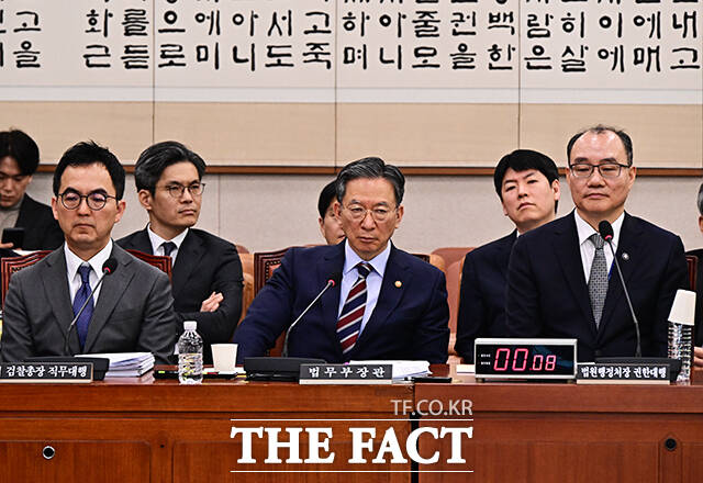 언쟁 지켜보는 구자현 검찰총장 직무대행과 정성호 법무부 장관, 기우종 법원행정처장 직무대행(왼쪽부터).