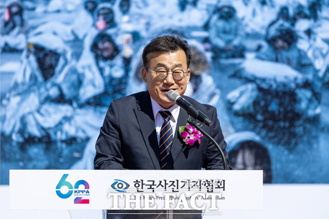 축사하는 박종현 한국기자협회장.