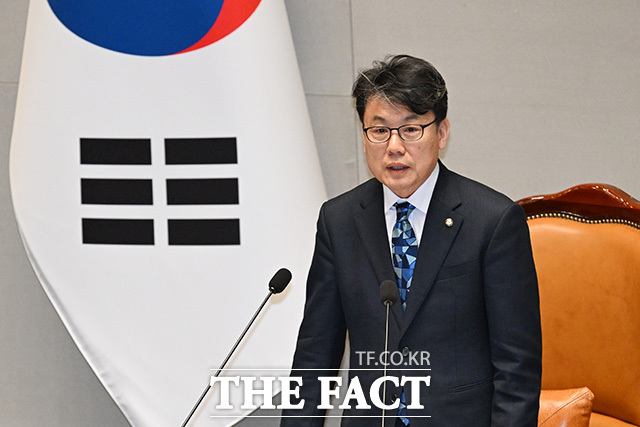 모두 발언하는 진성준 예산결산특별위원장.