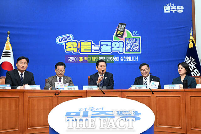 '착!붙 공약 프로젝트 2호·3호 공약 발표'에서 모두발언 하는 정 대표.