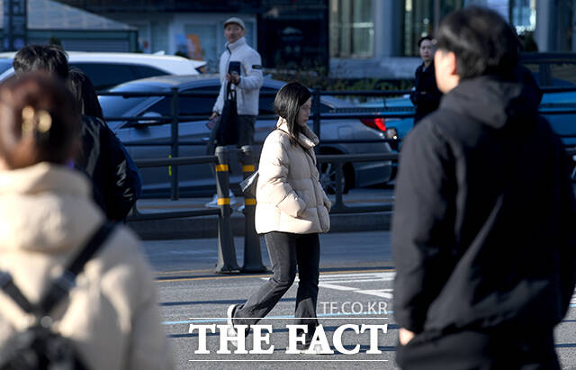 아침 기온이 5~10도가량 큰 폭으로 떨어진 7일 오전 서울 종로구 광화문 네거리에서 시민들이 두터운 외투를 입고 출근하고 있다. /박상민 기자