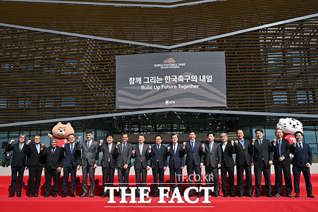 이날 개관식에 참석한 내빈들이 KFA 스타디움 앞에서 기념촬영 하는 모습. /천안=남윤호 기자