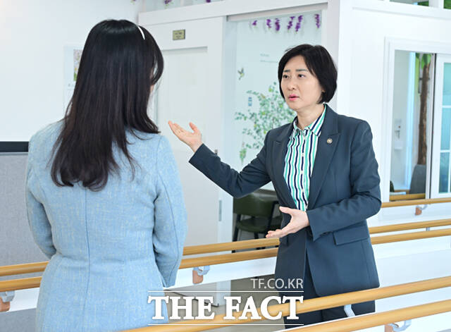 이스란 보건복지부 제1차관이 7일 오후 서울 도봉구 성심데이케어센터를 방문해 시설을 살펴보고 있다. /이새롬 기자
