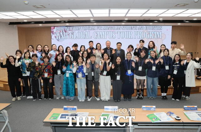 국립공주대가 7일 공주캠퍼스에서 몽골 중·고교생과 교사를 대상으로 'KNU Global Campus Tour Program'을 열고 기념촬영을 하고 었다. /공주대