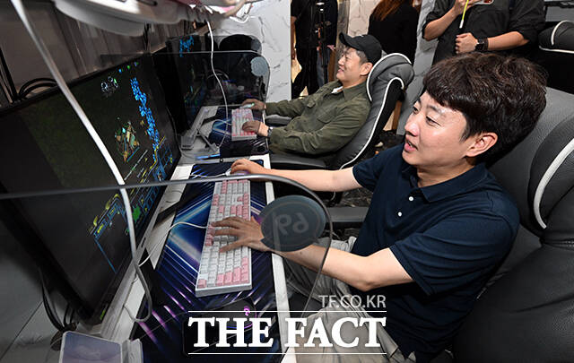 정치권에서는 이준석 개혁신당 대표가 강조하는 효율 중심의 접근이 오히려 역효과를 낳을 수 있다는 지적이 나온다. 사진은 이 대표와 김재섭 국민의힘 의원이 추석 명절을 하루 앞둔 5일 오후 서울 영등포구의 한 PC방에서 한가위 기념 스타크래프트 게임대회 '스타 정치인'에 참가해 대결을 앞두고 몸을 풀고 있는 모습. /임영무 기자