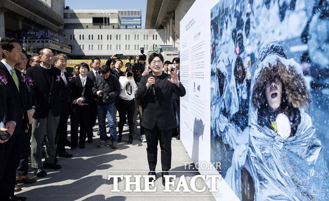제62회 한국보도사진전 대상 수상자 뉴시스 정병혁 기자가 대상 수상작 '폭설 속 대통령 퇴진 외치는 키세스 시위대' 작품 설명을 하고 있다.