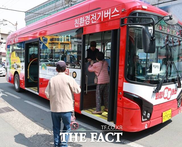 의령군이 도내 최초로 도입한 버스 완전공영제가 시행 한 달을 맞아 이용객 증가와 군민 체감도 향상 등 성과를 보이고 있다. /의령군