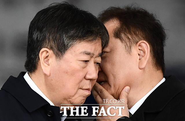 네덜란드 순방길에 오르는 윤석열 대통령의 환송 행사에 나선 김대기 대통령실 비서실장(왼쪽)과 이상민 행정안전부 장관이 2023년 12월 11일 오전 경기도 성남시 서울공항에서 대화를 나누고 있다. /서울공항=박헌우 기자