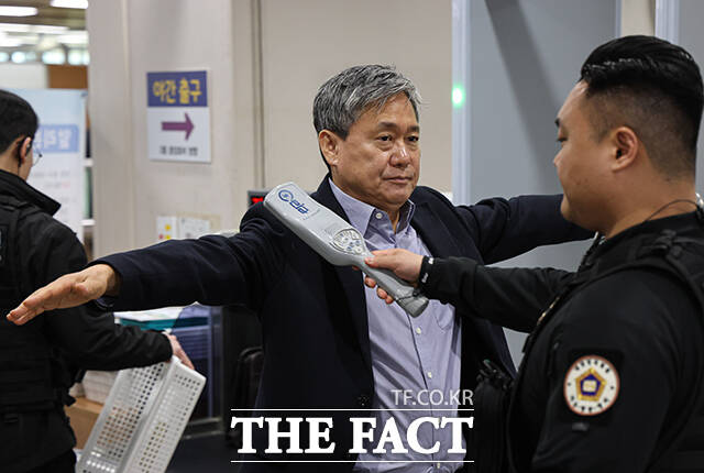 '바람픽쳐스' 고가 인수 의혹을 받는 김성수 전 카카오엔터 대표가 7일 오후 서울 서초구 서울중앙지방법원에서 열린 공판에 출석하고 있다. /박헌우 기자