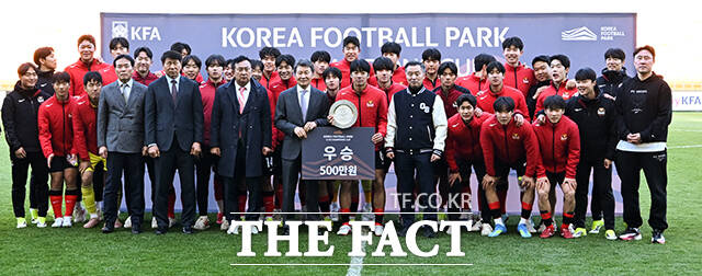 7일 오후 천안 서북면 코리아풋볼파크에서 개관 기념 경기로 열린 '코리아풋볼파크 U-18 챔피언스 컵' 시상식에서 정몽규 대한축구협회장이 우승팀인 서울오산고 선수들과 기념촬영을 하고 있다. /천안=남윤호 기자