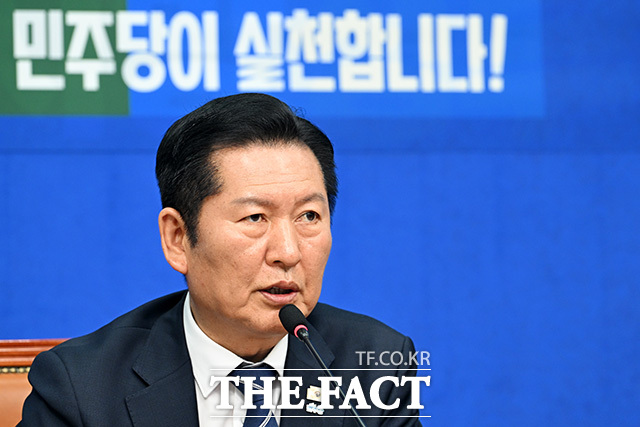 6·3 지방선거를 앞두고 더불어민주당 지지도가 국민의힘을 앞지른다는 여론조사 결과가 계속해 나오면서 여권의 지선 승리 기대감도 커지고 있다. 통상 지선 두 달 전 지지율에서 우위를 점한 정당은 선거까지 '거대 이슈'가 발생하지 않는 한 무난히 승리한 경우가 많았다. 사진은 정청래 민주당 대표가 7일 국회에서 열린 '착!붙 공약 프로젝트 2호·3호 공약 발표'에서 모두발언을 하고 있는 모습. /남용희 기자