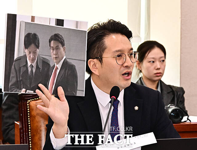 윤상현 의원과 인사하는 박상용 검사 사진 공개하는 전용기 더불어민주당 의원.