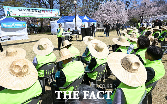 우원식 국회의장(가운데)을 비롯한 참석자들이 7일 오전 서울 여의도 국회 헌정회 앞 텃밭에서 열린 2026년 국회 생생텃밭 개장식에 참석해 기념 촬영을 하고 있다. /국회=서예원 기자