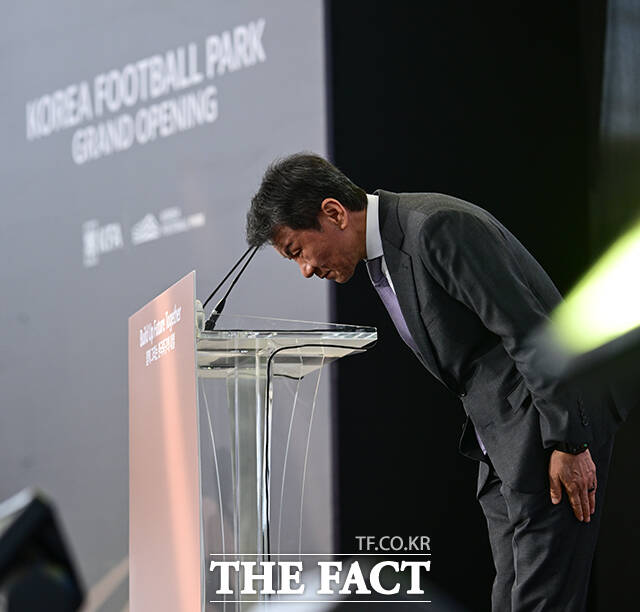 이날 개관식에 참석한 내빈들이 KFA 스타디움 앞에서 기념촬영 하는 모습. /천안=남윤호 기자