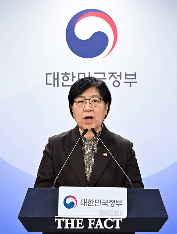 정은경 보건복지부 장관이 7일 오전 서울 종로구 정부서울청사에서 의료제품 수급 대응 방안을 브리핑 하고 있다. /임영무 기자