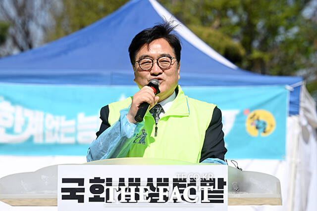 우원식 국회의장(가운데)을 비롯한 참석자들이 7일 오전 서울 여의도 국회 헌정회 앞 텃밭에서 열린 2026년 국회 생생텃밭 개장식에 참석해 기념 촬영을 하고 있다. /국회=서예원 기자