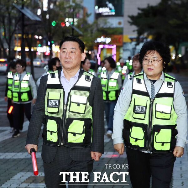 서철모 대전시 서구청장(사진 왼쪽)을 비롯한 월평1동 자율방범대원들이 6일 저녁 관내 야간 순찰을 하고 있다. /대전 서구