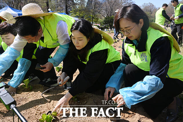 이주영 개혁신당 의원이 7일 오전 서울 여의도 국회 헌정회 앞 텃밭에서 열린 2026년 국회 생생텃밭 개장식에 참석해 텃밭에 모종을 심고 있다. /국회=서예원 기자