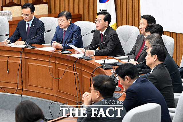 원내대책회의에서 모두발언하는 송 원내대표.