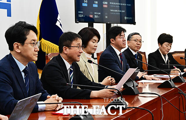 한병도 더불어민주당 원내대표(가운데)가 7일 오전 서울 여의도 국회에서 열린 원내대책회의에 참석해 모두발언을 하고 있다. /국회=배정한 기자