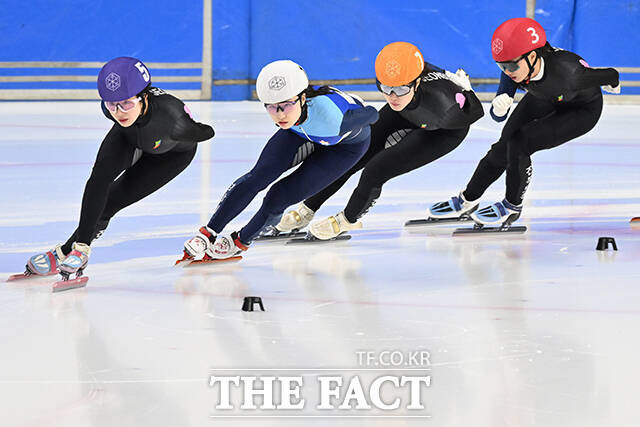 여자 1500m 결승 경기 펼치는 쇼트트랙 노아름, 최민정, 최지현, 박지원(왼쪽부터).