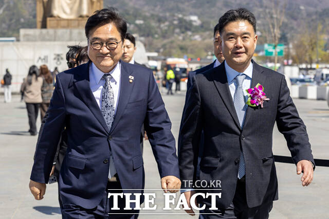 우원식 국회의장(왼쪽)과 이호재 한국사진기자협회장이 7일 서울 종로구 광화문 광장에서 열린 제62회 한국보도사진전 ‘오늘의 보도사진, 내일의 역사가 되다’ 개막식에 참석하고 있다.