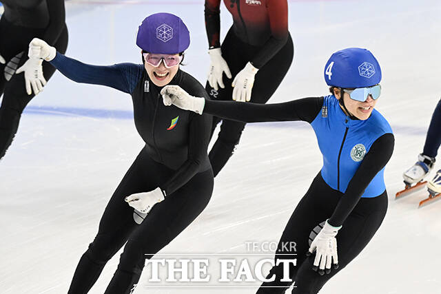 여자 1500m 결승에서 각각 1위와 2위로 완주한 쇼트트랙 김민지(오른쪽)와 노아름